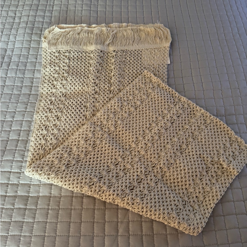 Woven Table Runner from Decocrated
